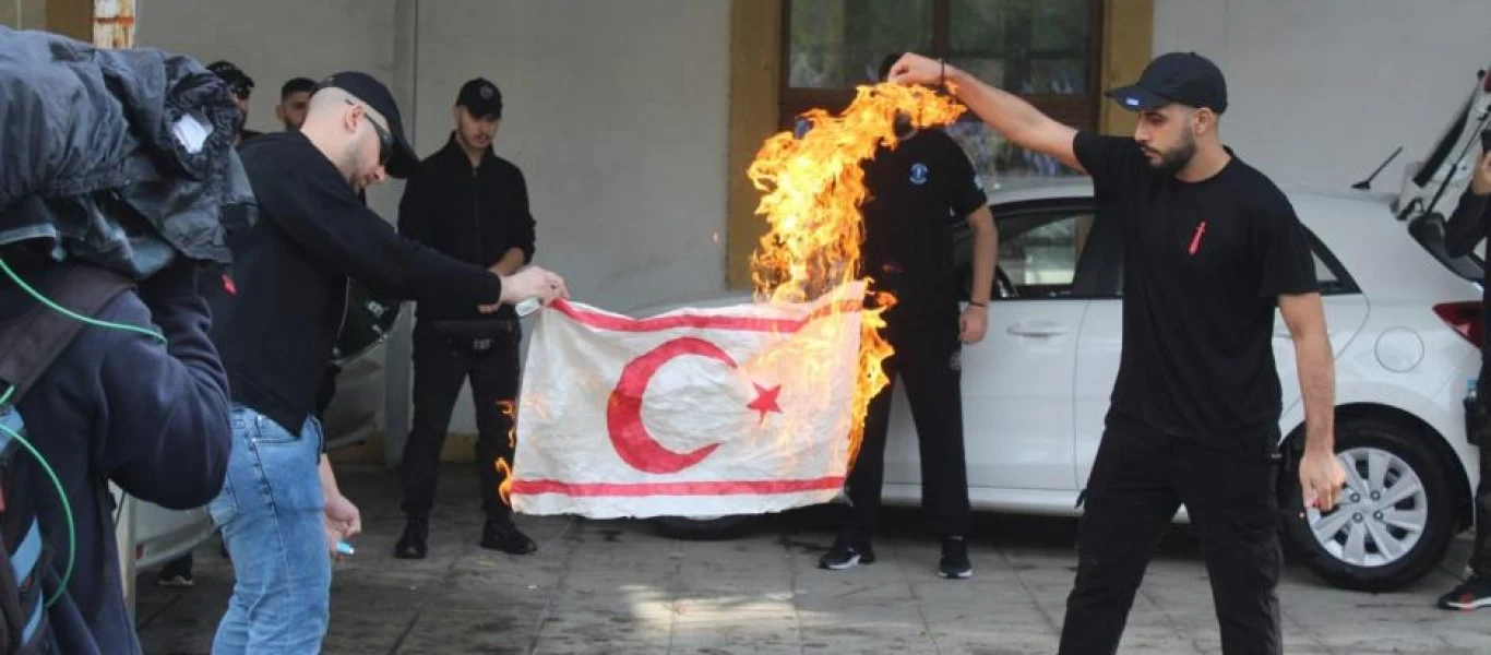 Κύπρος: Μέλη του ΕΛΑΜ έκαψαν σημαία του ψευδοκράτους (βίντεο)
